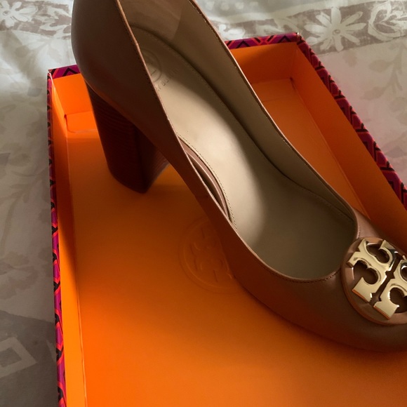 Sold Like new authentic Tory Burch shoes - Picture 3 of 8
